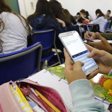 Entenda o projeto de lei que proíbe celulares nas escolas em SP